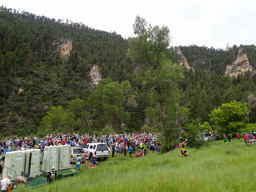 Lots of runners waiting to start.